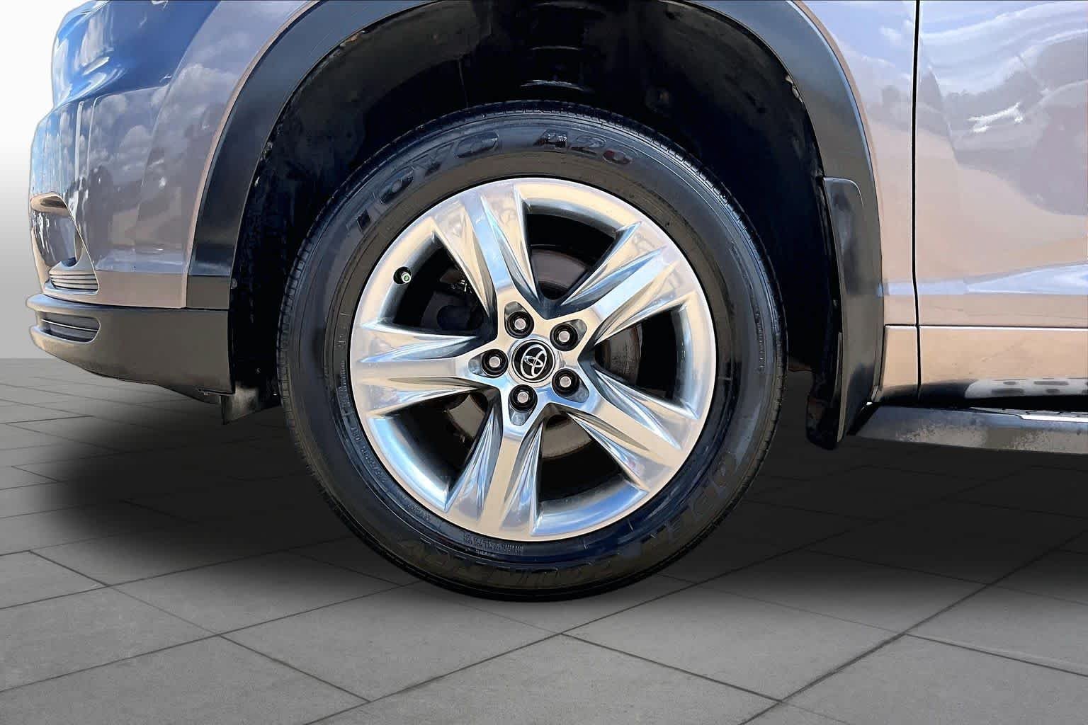 Used 2015 Predawn Gray Mica Toyota XLE image 11