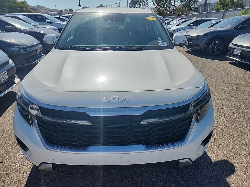 Used 2024 White Kia S image 2