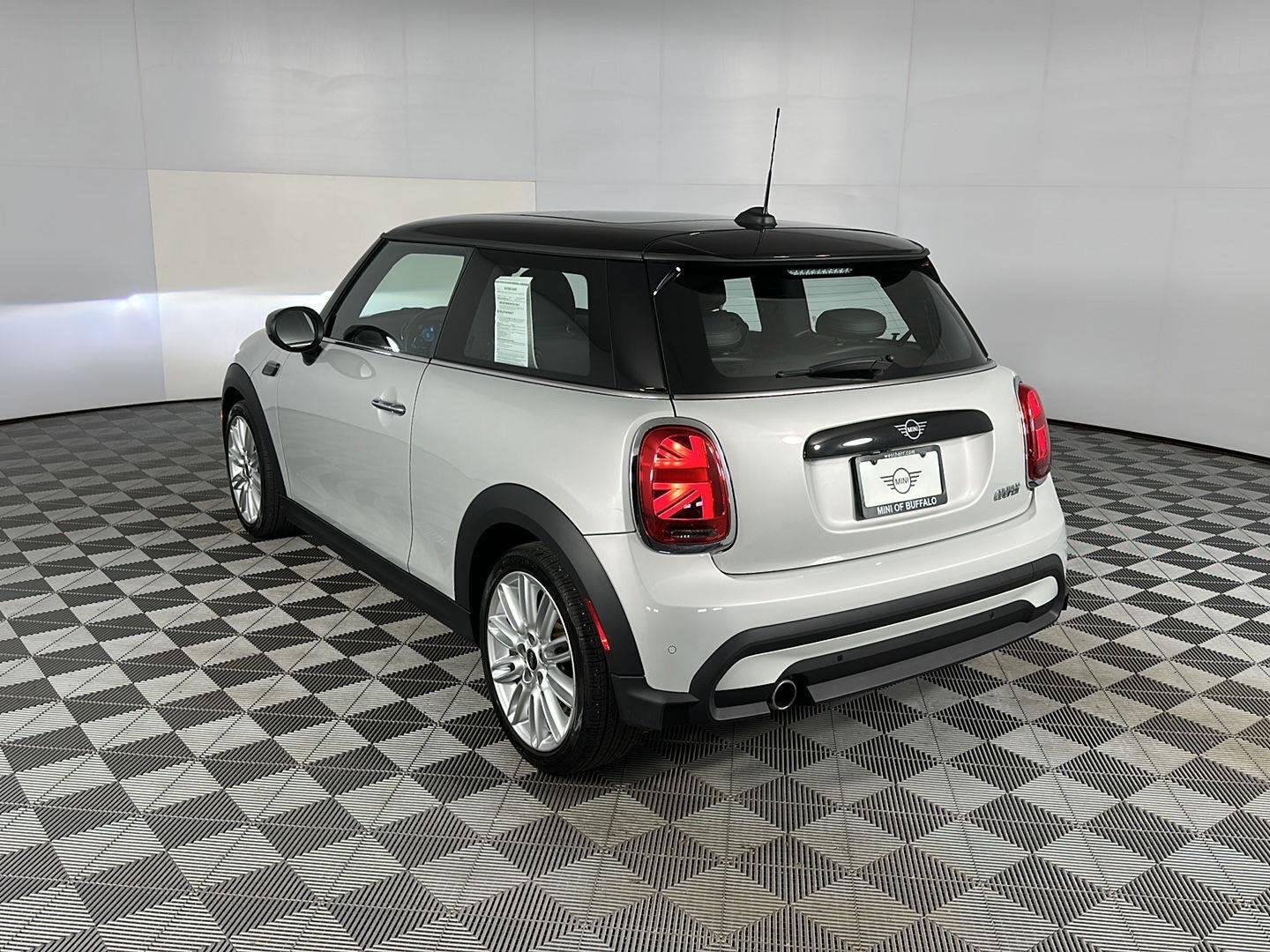 Used 2022 White Silver Metallic MINI Oxford Edition image 27
