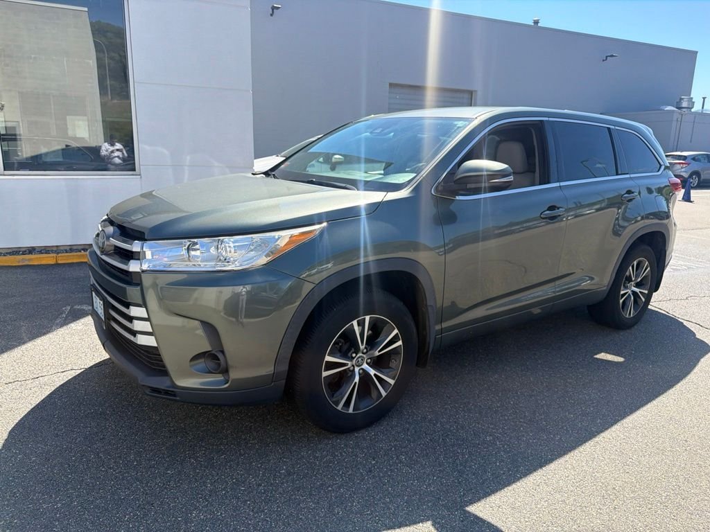 Used 2017 Green Toyota LE image 3