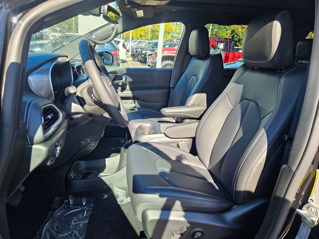2026 Chrysler Pacifica Select - Photo 12