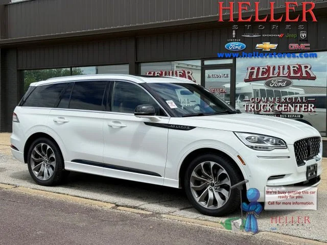 Used 2022 White Metallic Lincoln Grand Touring image 1