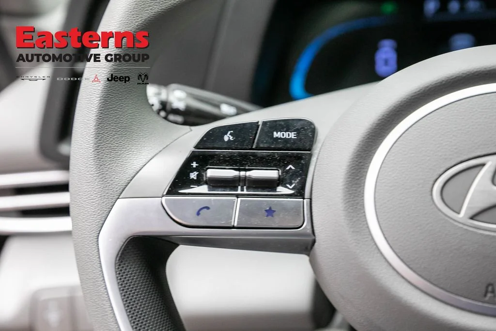 Used 2025 Black Hyundai SE image 15