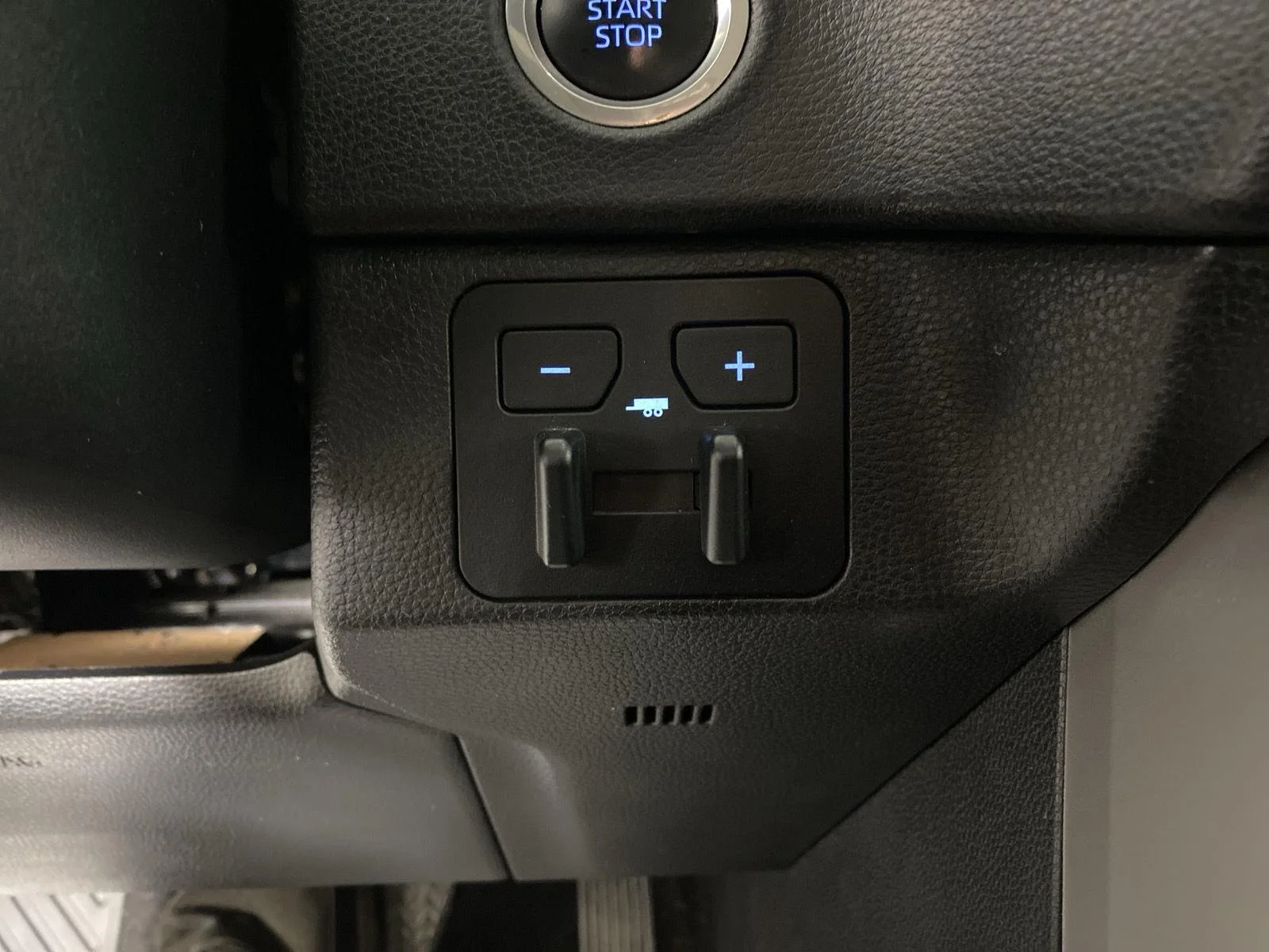 Used 2022 White Toyota SR5 image 26