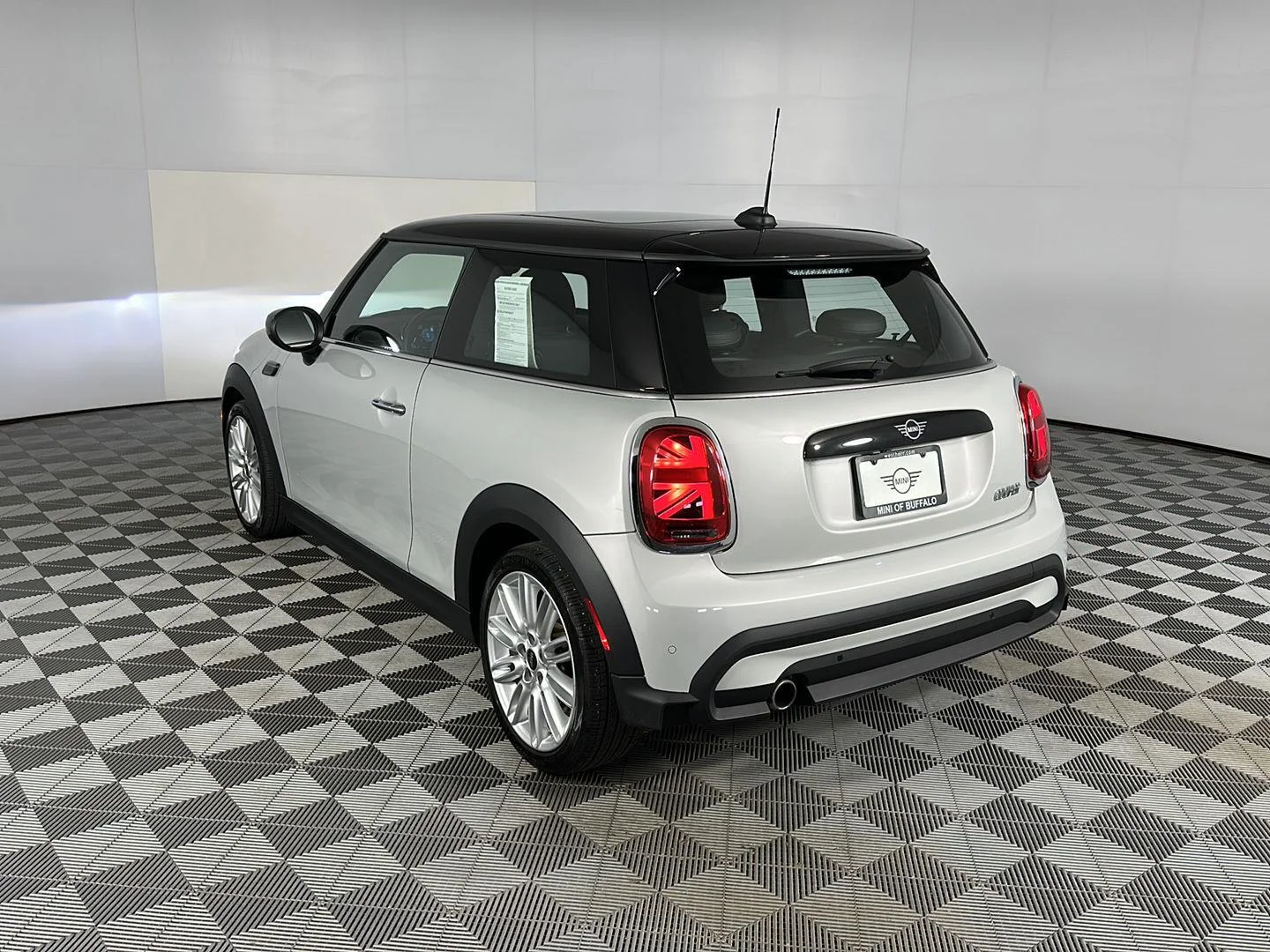 Used 2022 White Silver Metallic MINI Oxford Edition image 27