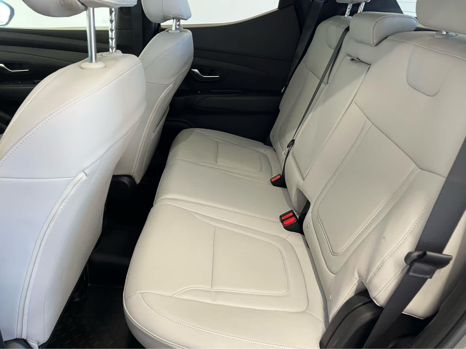 Used 2025 Hampton Gray Hyundai SEL image 4