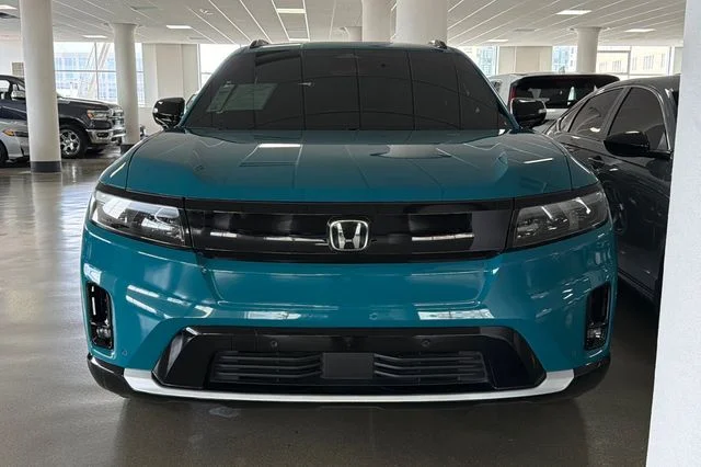 Certified Used 2025 North Shore Pearl Honda Touring image 3