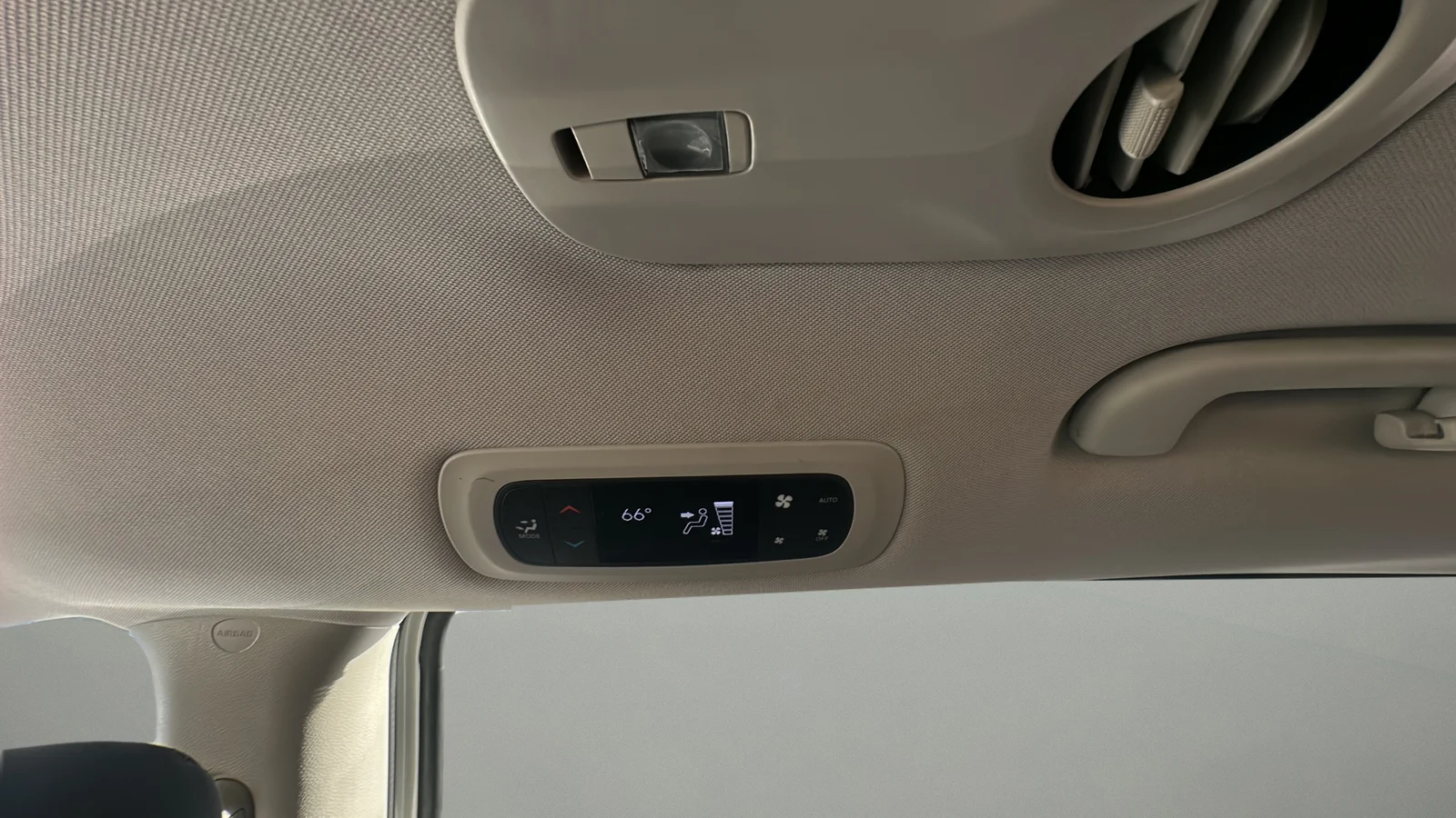 Used 2018 White Chrysler Touring Plus image 21