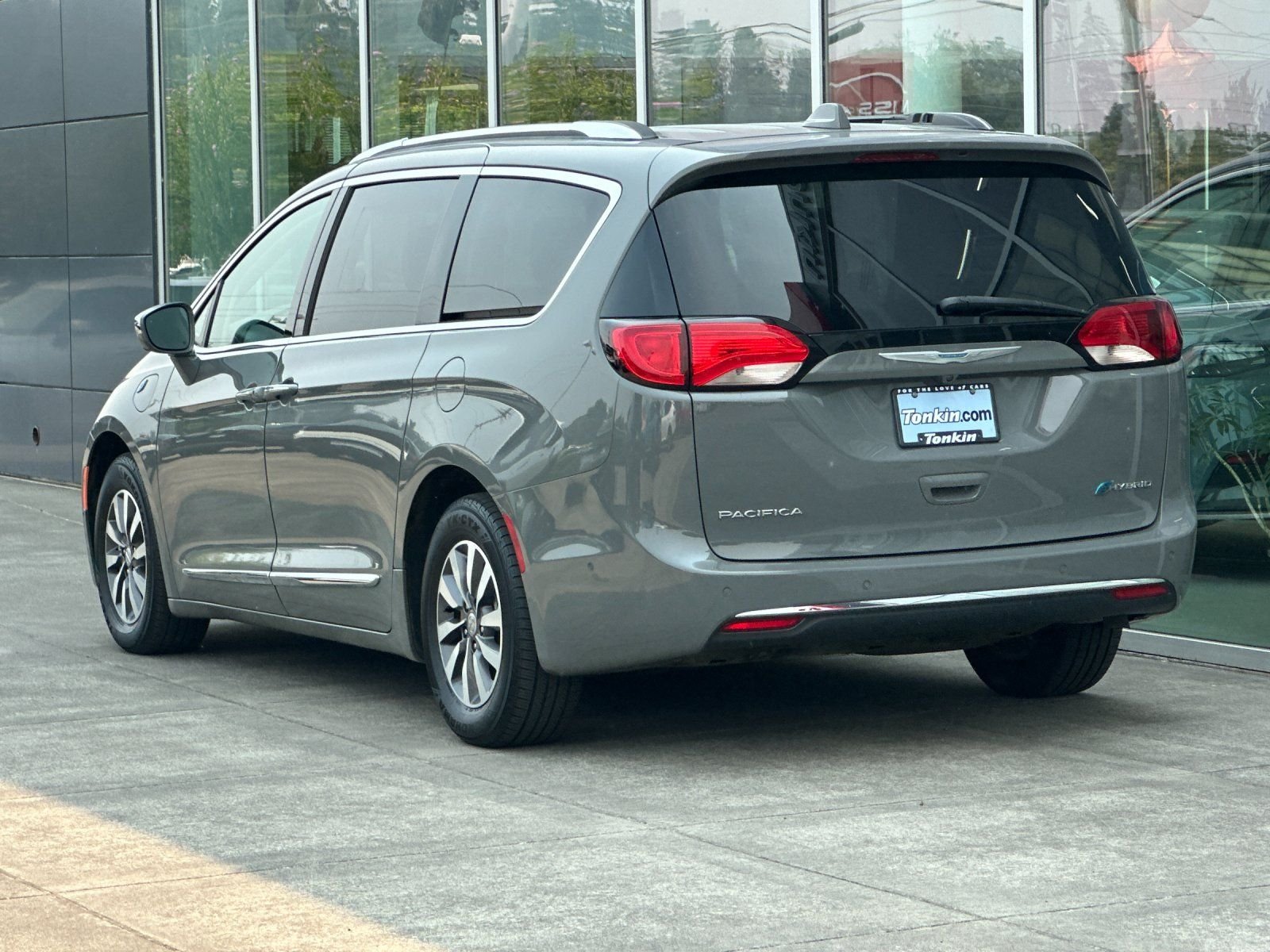 Used 2020 Ceramic Gray Clearcoat Chrysler Limited image 5