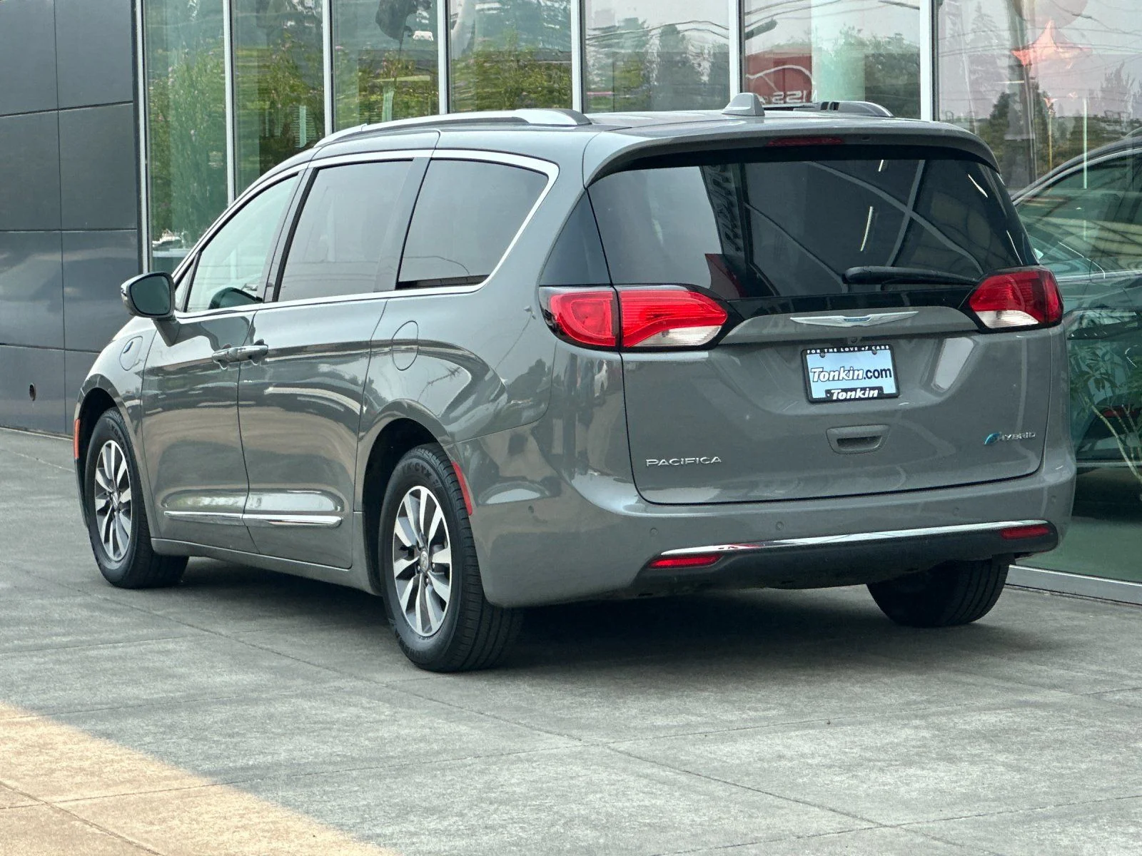Used 2020 Ceramic Gray Clearcoat Chrysler Limited image 5