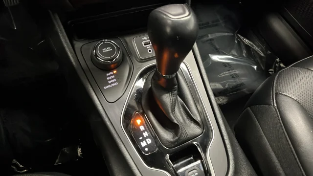 Used 2022 Crystal Metallic Jeep Limited image 19