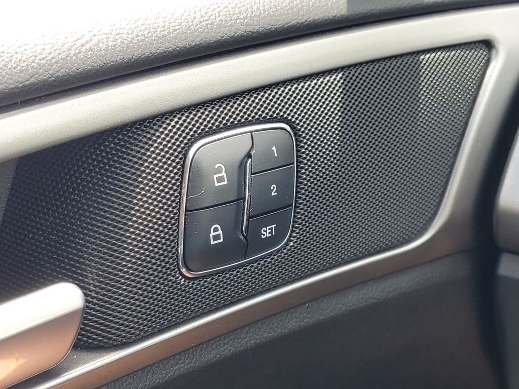 Used 2017 Red Ford SE image 19
