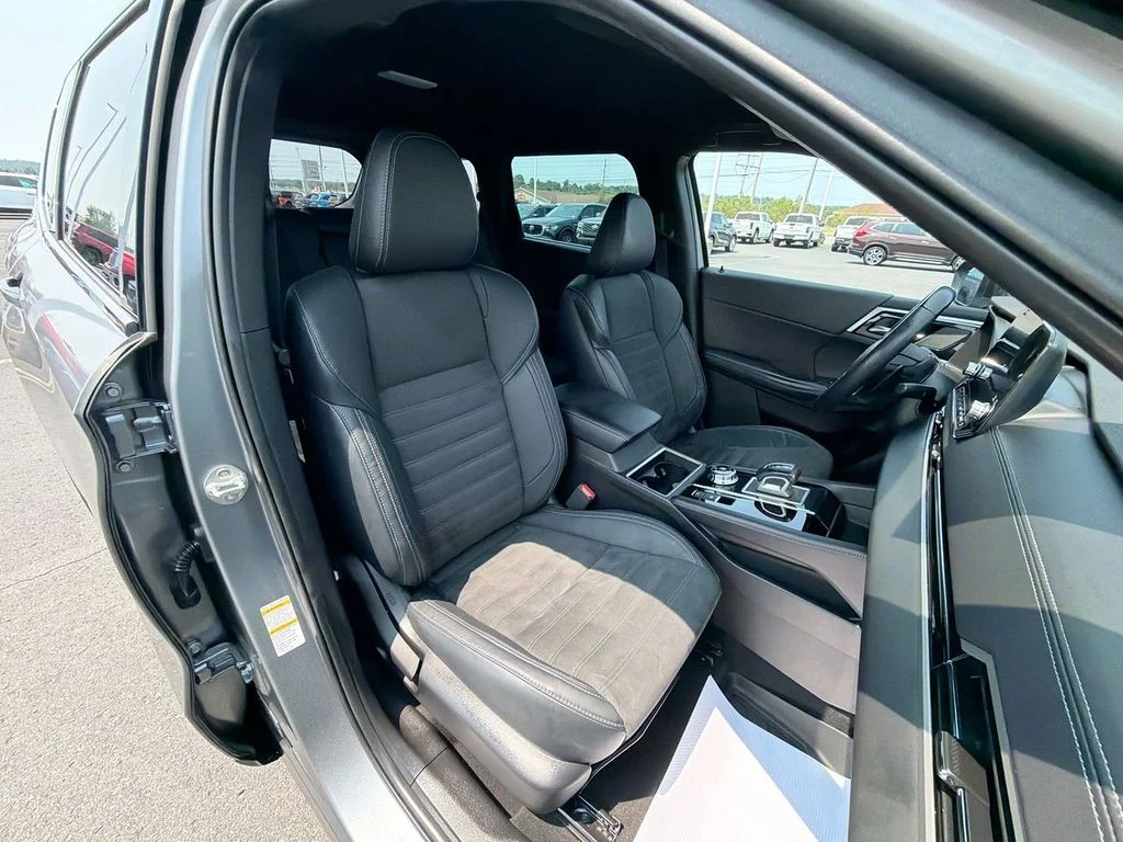 Used 2023  Mitsubishi SE Black Edition image 32