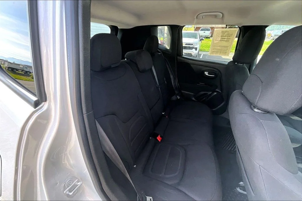 Used 2021 Silver Jeep Latitude image 26