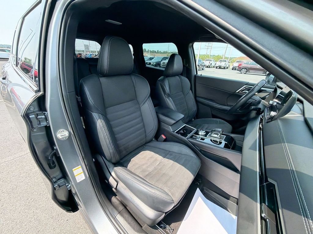 Used 2023  Mitsubishi SE Black Edition image 32