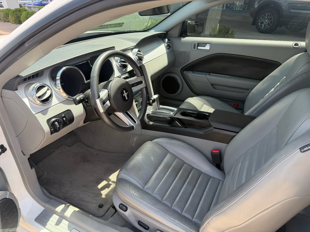 Used 2006 Performance White Clearcoat Ford GT Premium image 2