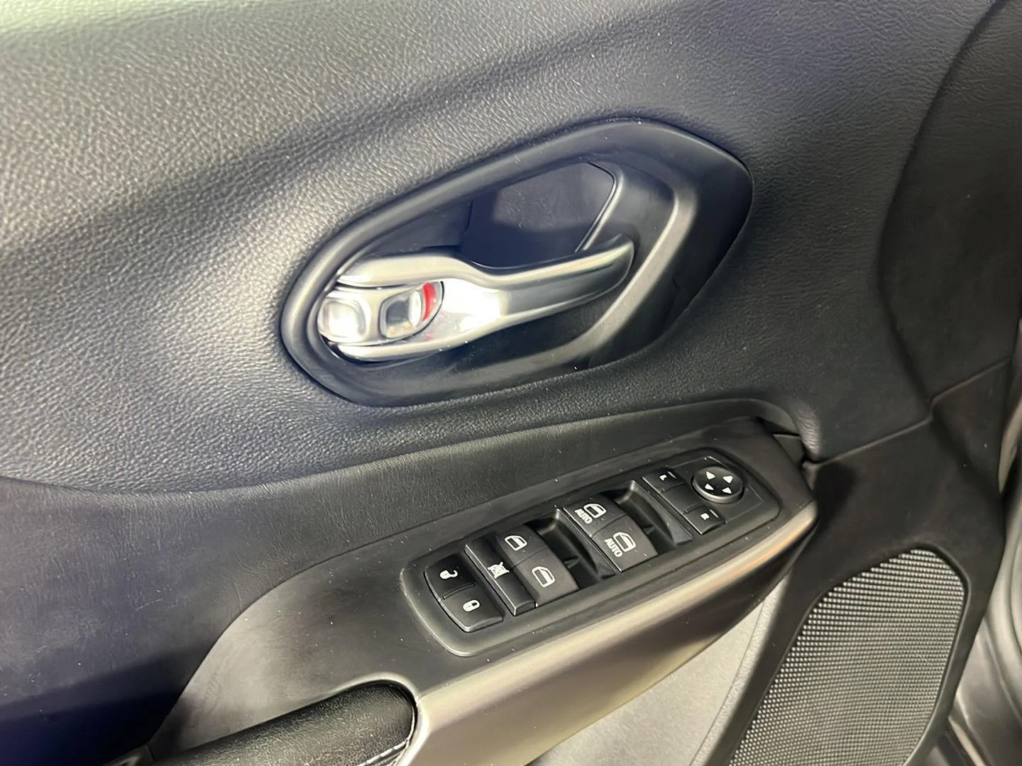 Used 2021 Gy Jeep Latitude Plus image 14