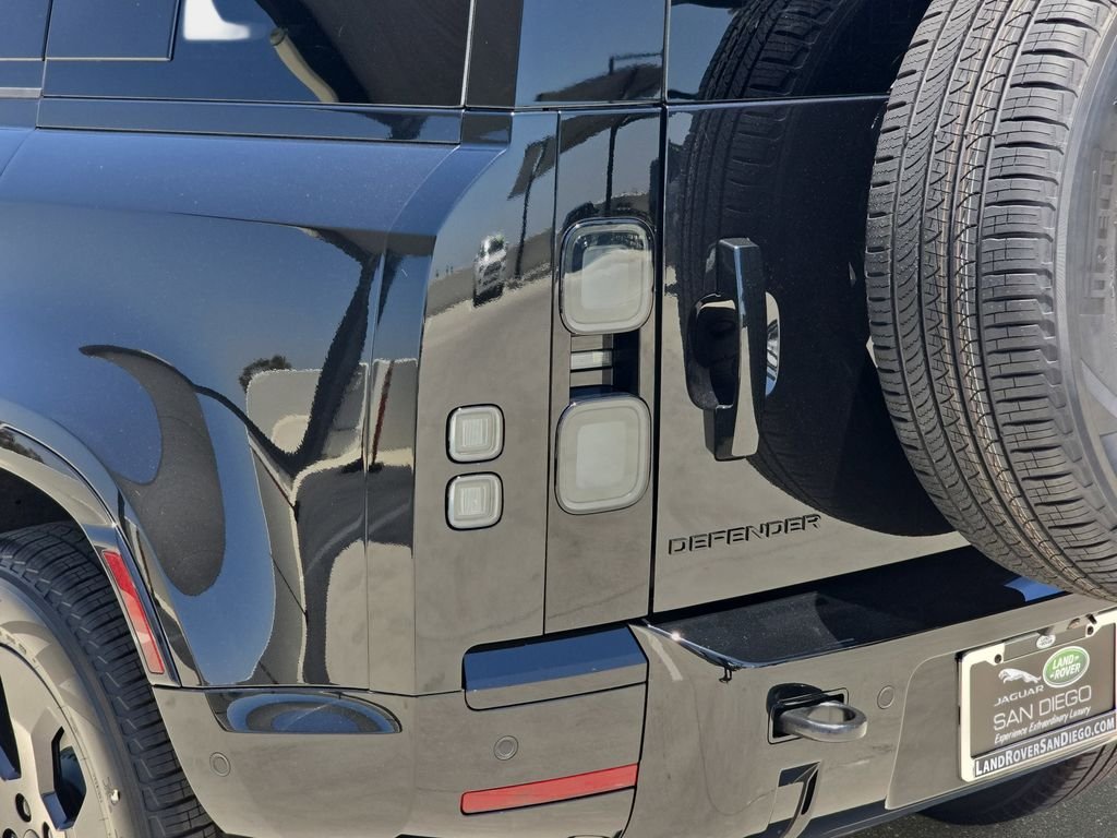 New 2026 Santorini Black Land Rover X-Dynamic SE image 35
