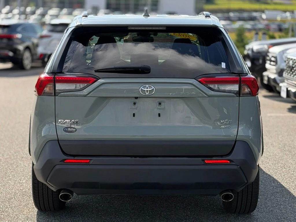Used 2023  Toyota XLE Premium image 4