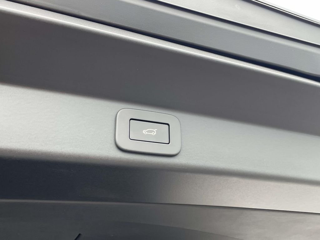 New 2026 Varesine Blue Land Rover Dynamic SE image 18
