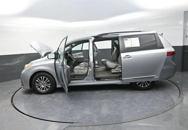 Used 2018 Silver Toyota XLE image 31