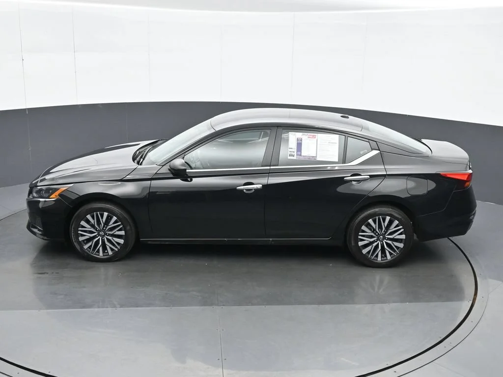 Used 2025 Black Nissan 2.5 SV image 18