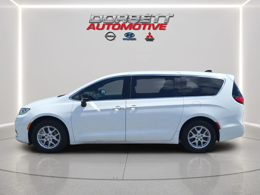 Used 2025 Bright White Clearcoat Chrysler Select image 9