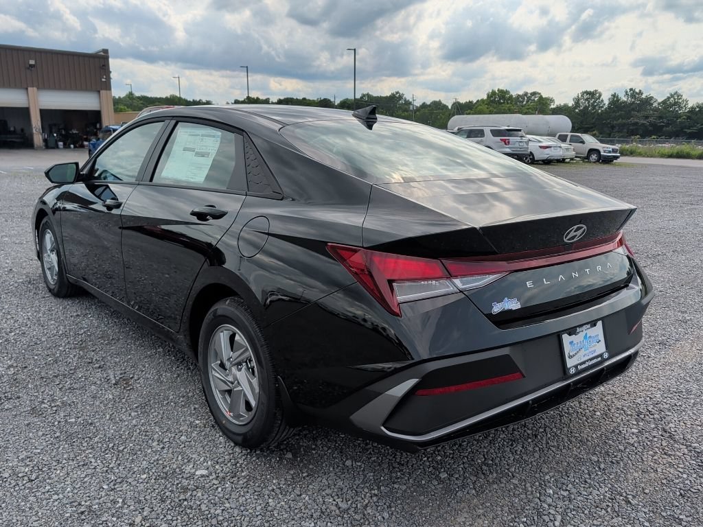 New 2026 Abyss Black Hyundai SE image 6