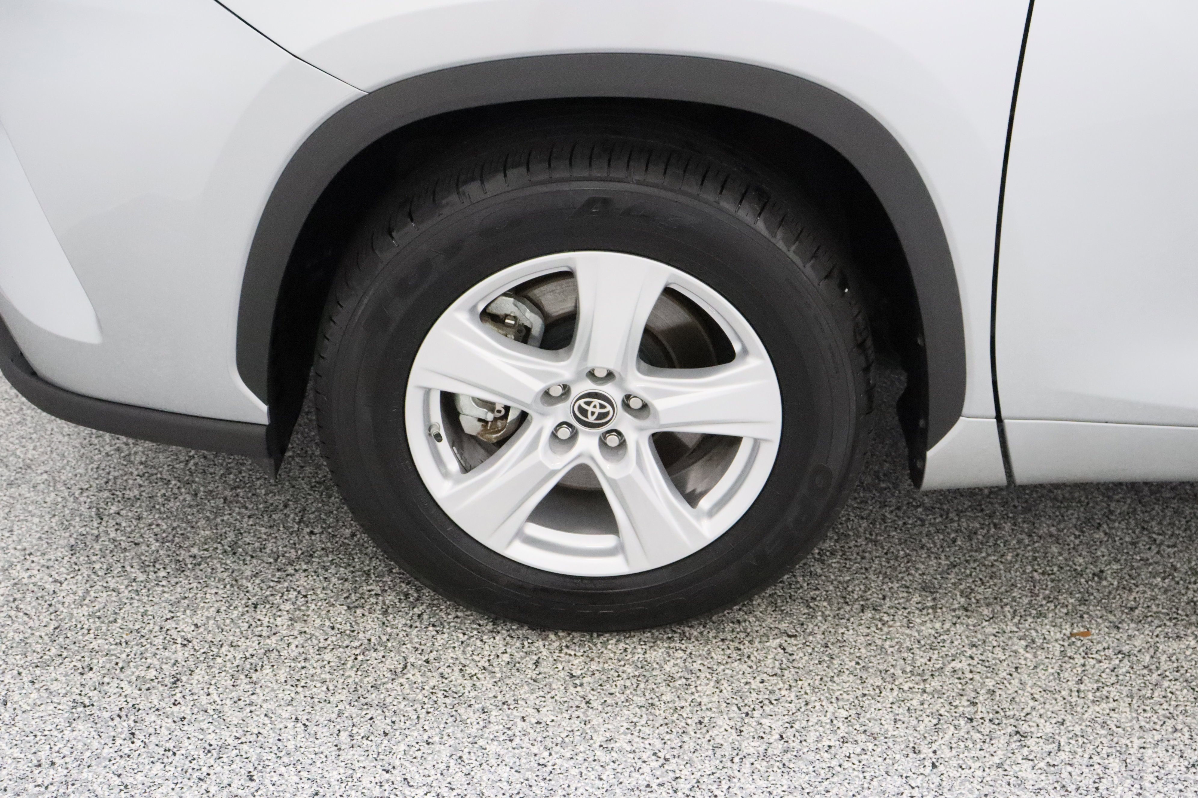 2025 Toyota Highlander LE - Photo 11