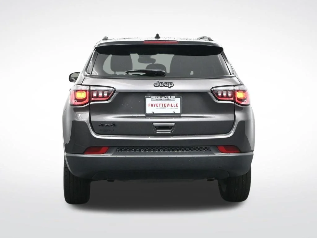 Used 2024  Jeep Latitude image 8