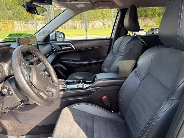 Used 2025 Silver Mitsubishi SE image 31