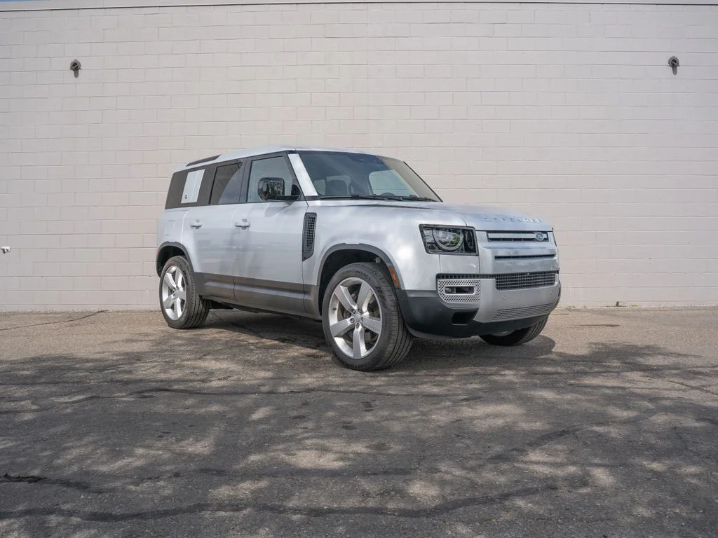 Used 2024  Land Rover SE image 9