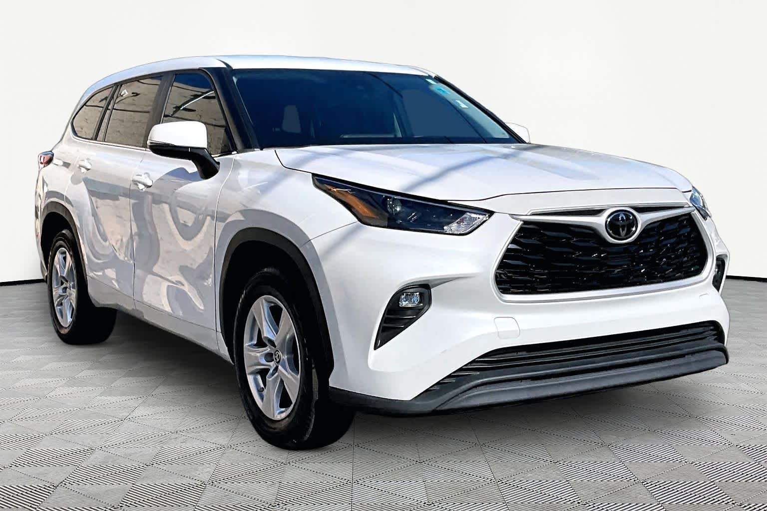 Used 2023 Wind Chill Pearl Toyota LE image 3