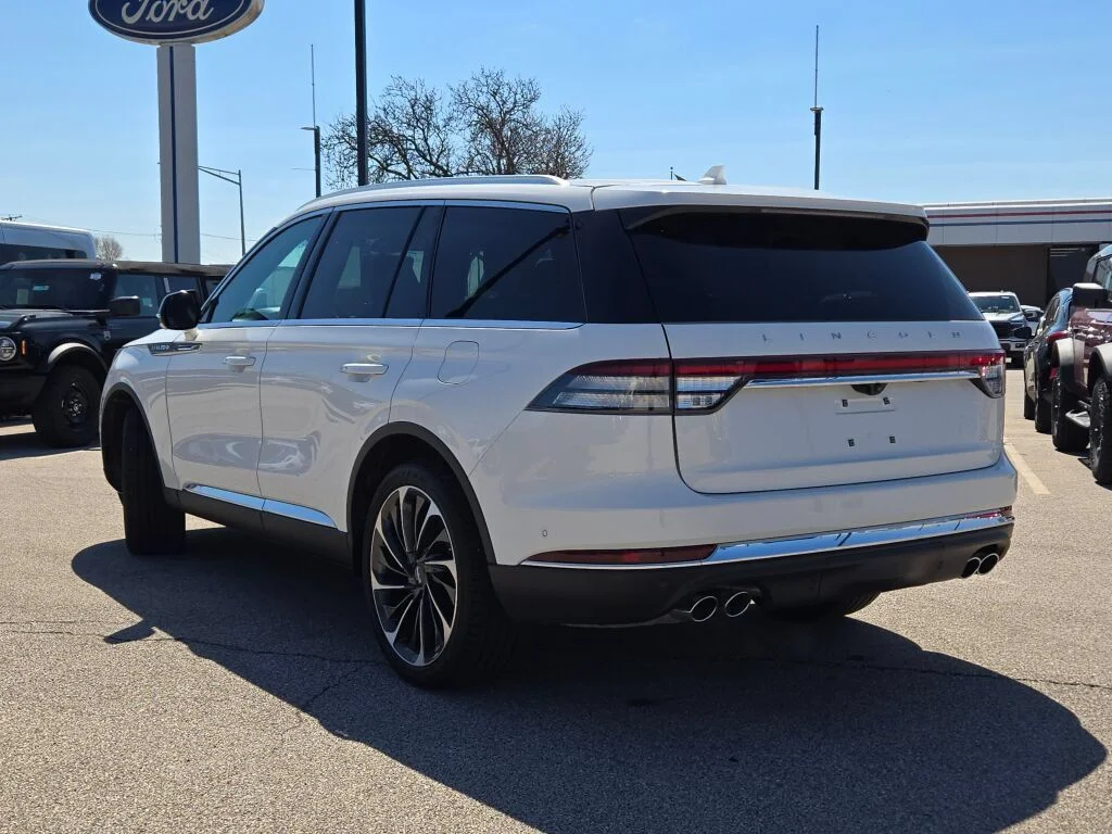 Used 2024 White Metallic Lincoln Reserve image 15