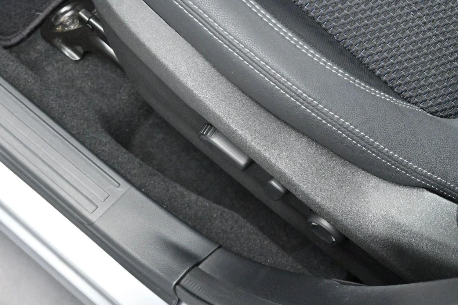 Used 2020 Ice Silver Metallic Subaru Premium image 13