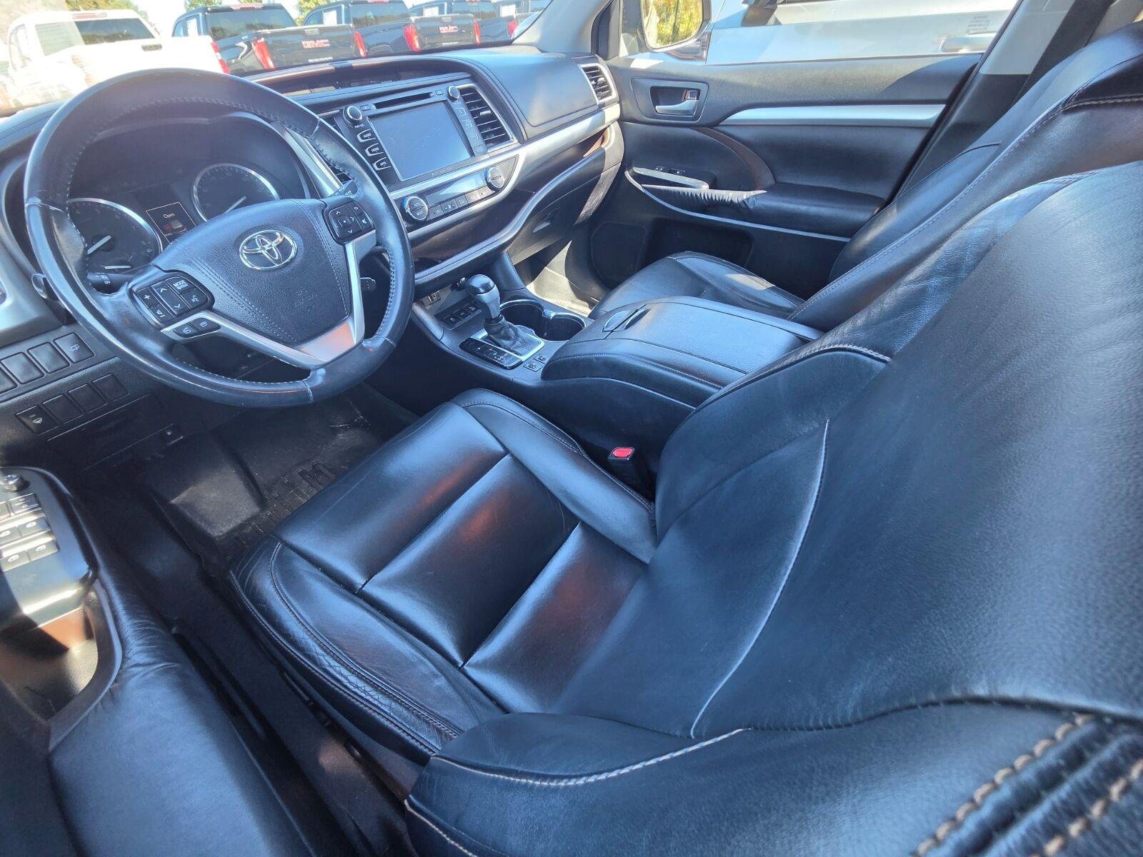 Used 2016 Silver Toyota XLE image 8