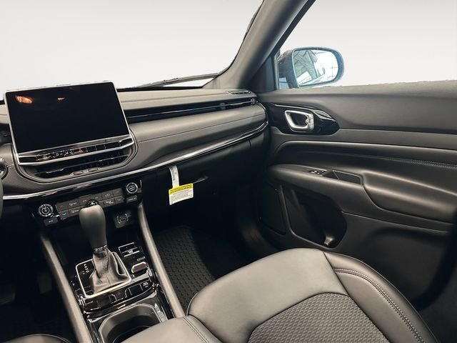 New 2026 Red Hot Pearlcoat Jeep Latitude image 11