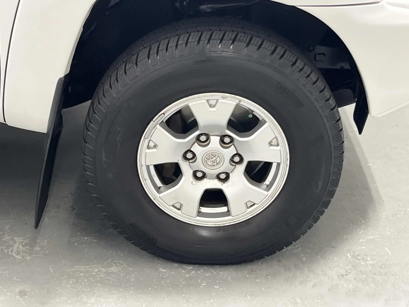Used 2014 Super White Toyota Double Cab SR5 4.0L V6 4x4 image 9