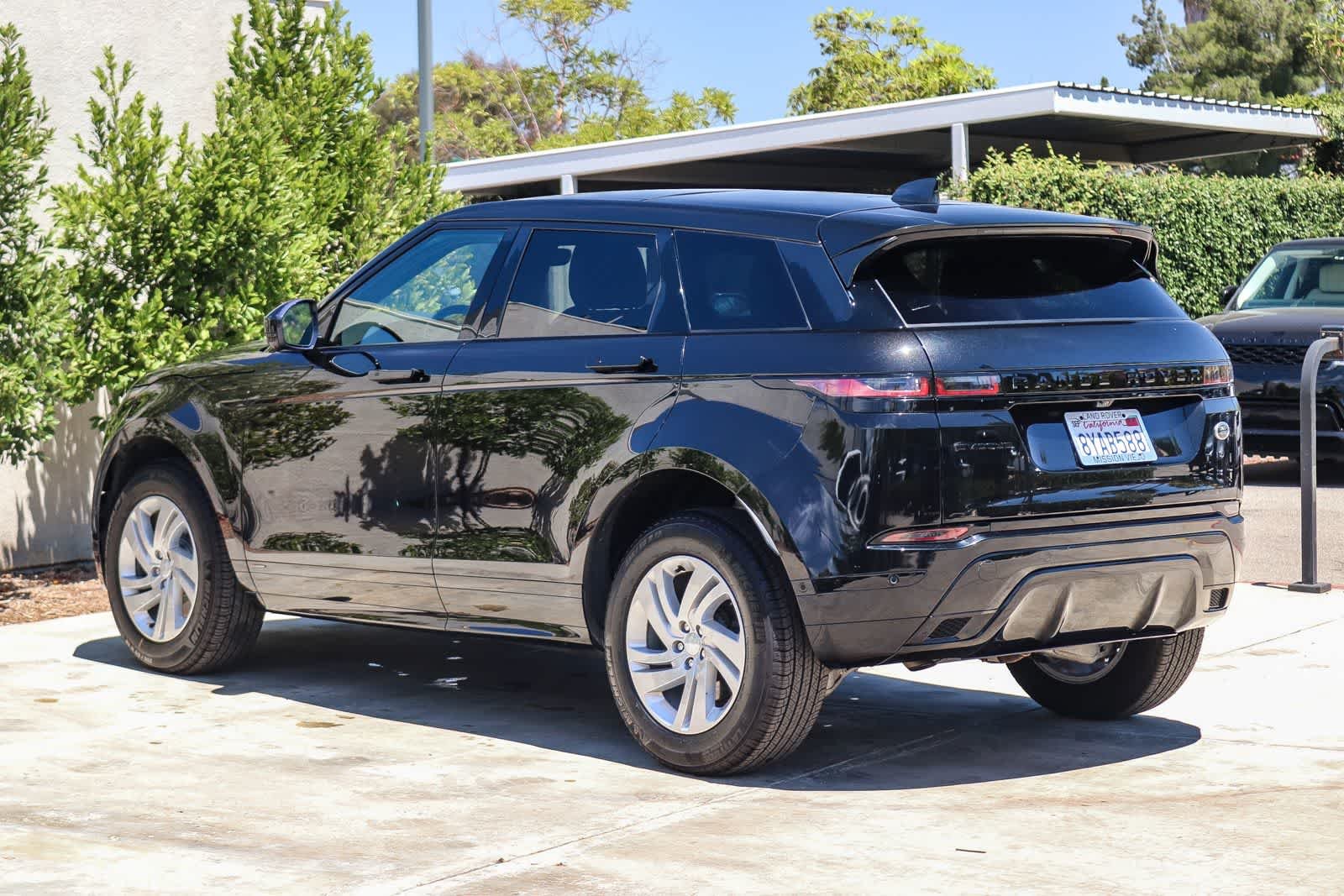 Used 2021 Black Land Rover R-Dynamic SE image 4