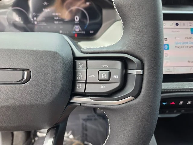 New 2026 Bright White Clear-Coat Exterior Paint Jeep Laredo image 30