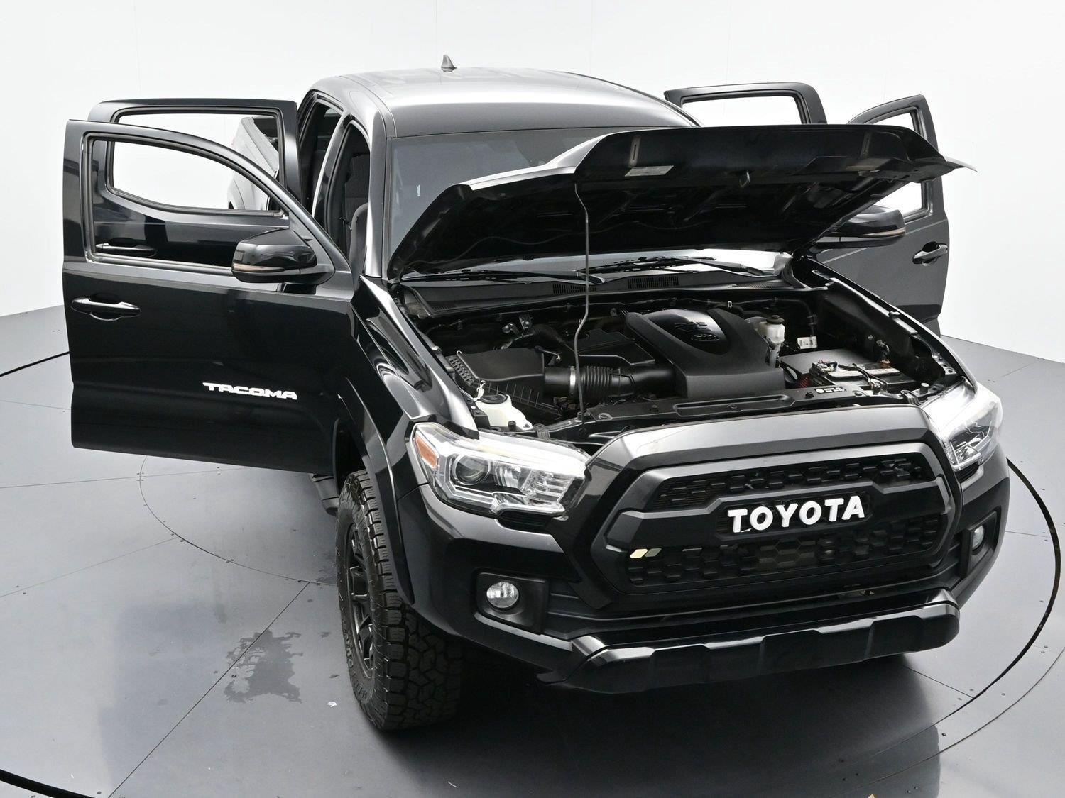 Used 2019 Midnight Black Metallic Toyota SR5 image 36
