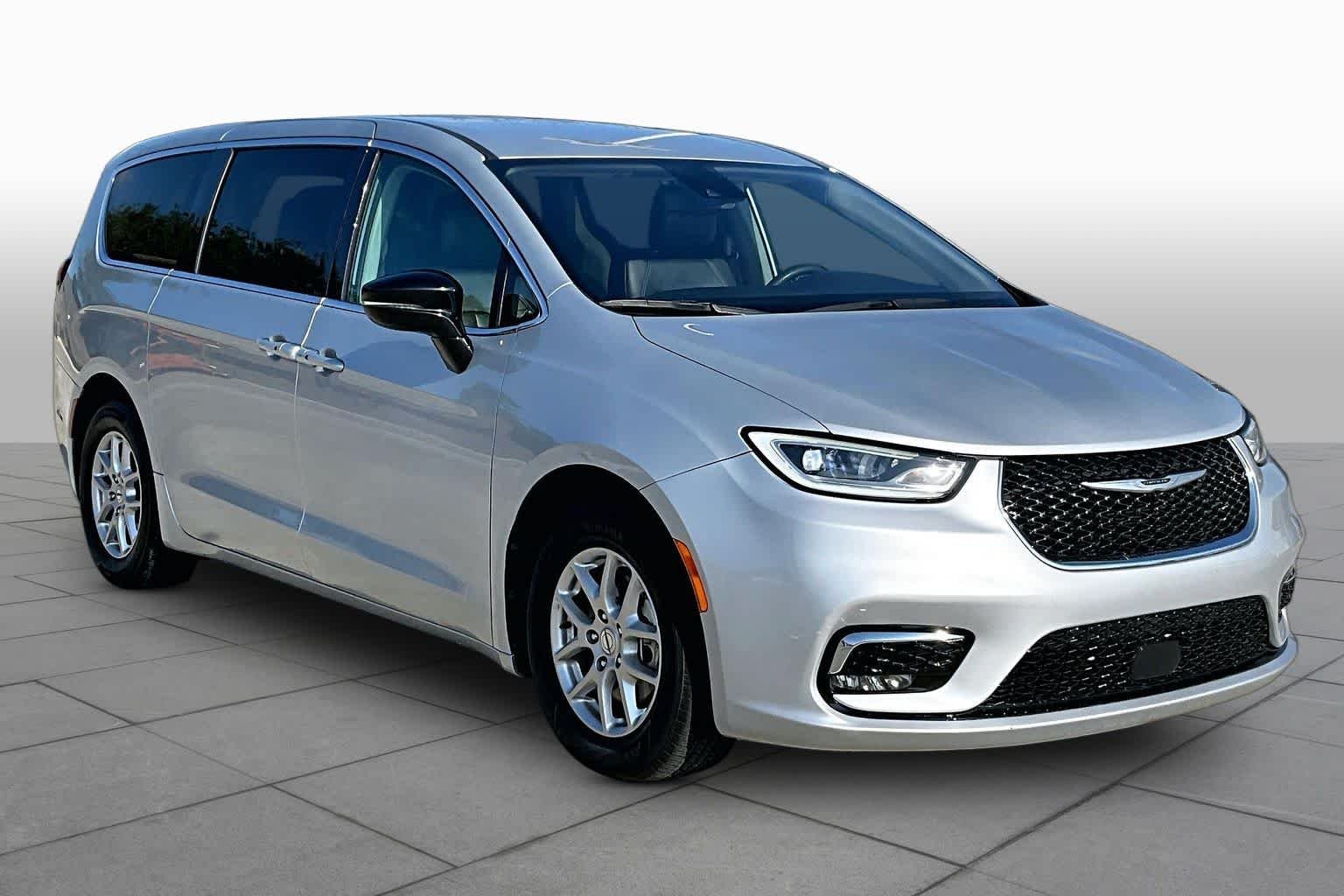 Used 2024 Silver Mist Clearcoat Chrysler Touring L image 3