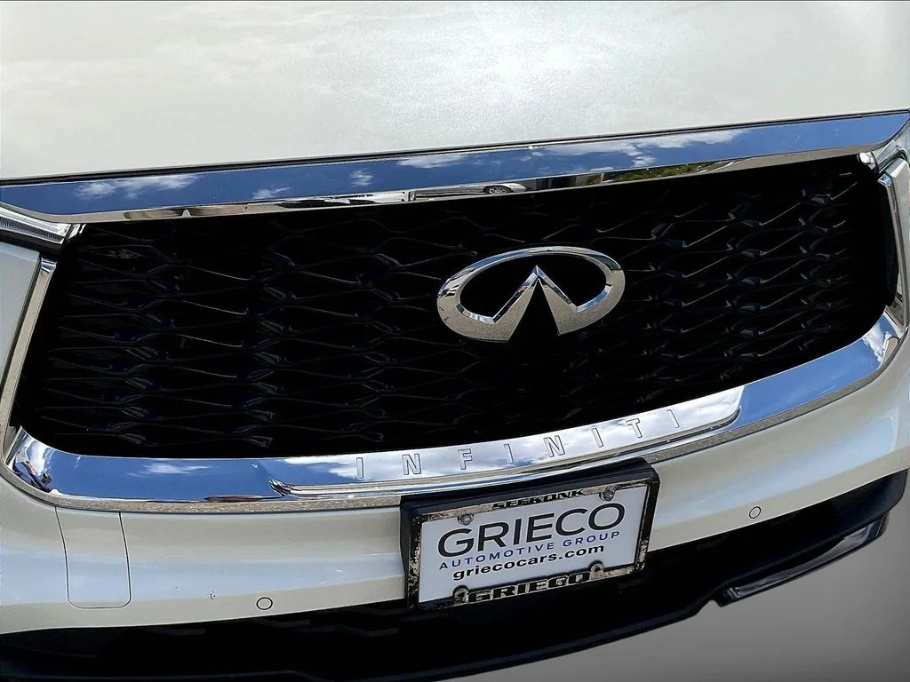 Used 2023 White INFINITI LUXE image 35
