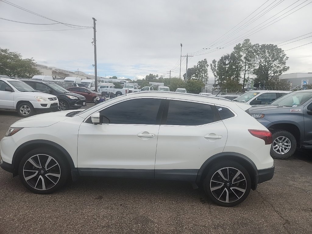 Used 2017 Pearl White Nissan SL image 9