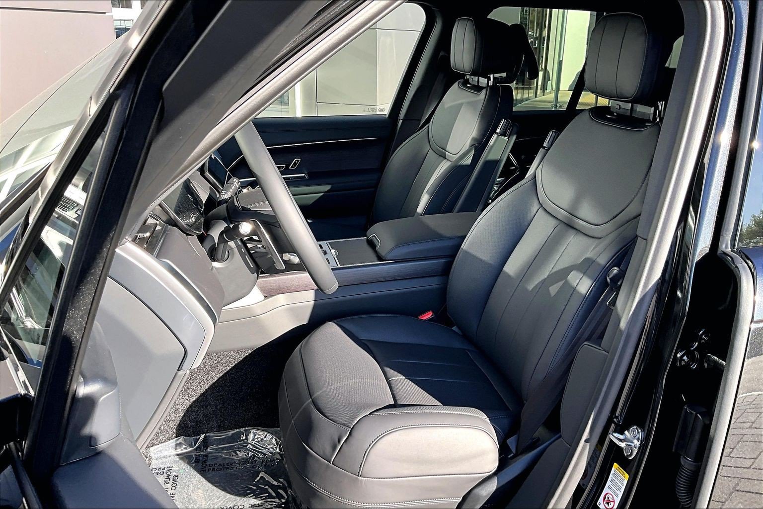 New 2027 Santorini Black Land Rover SE image 9