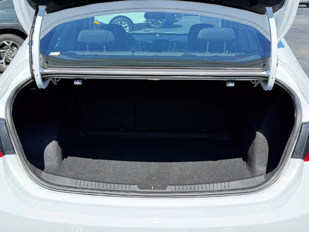 Used 2024 Summit White Chevrolet 1LT image 12