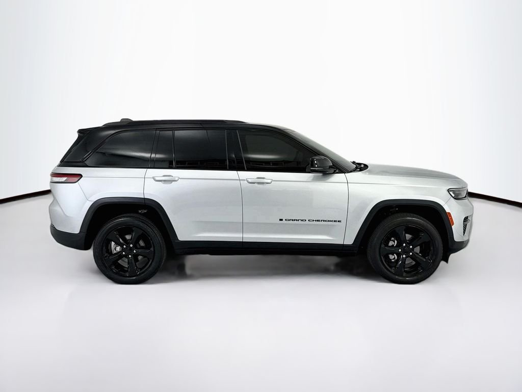 Used 2023 Silver Jeep Altitude X image 4