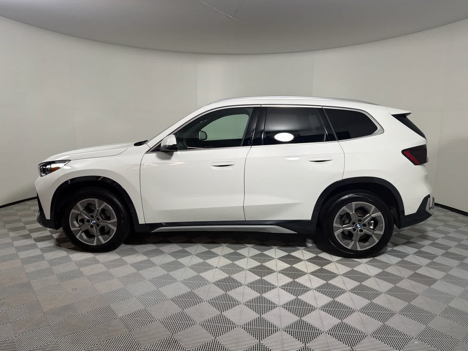 Used 2026 Alpine White BMW xDrive28i image 2