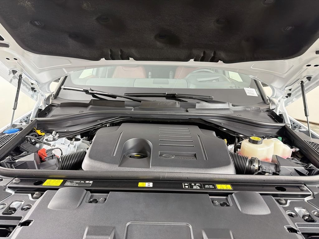 New 2026 Fuji White Land Rover Dynamic SE image 32