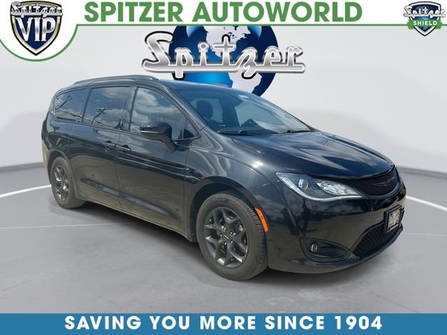 Used 2018 Black Chrysler Limited image 1